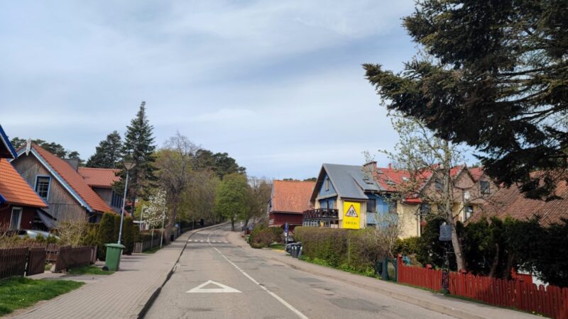 Ilgai kritikuotas įvažiavimas į Nidą pagaliau sulaukė sprendimo: gatvę perėmė savivaldybė