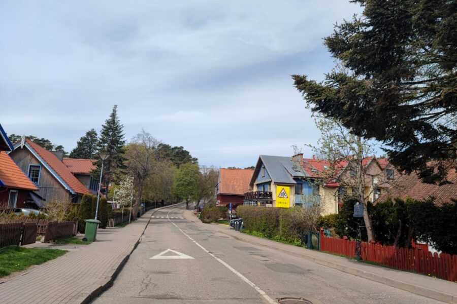 Ilgai kritikuotas įvažiavimas į Nidą pagaliau sulaukė sprendimo: gatvę perėmė savivaldybė