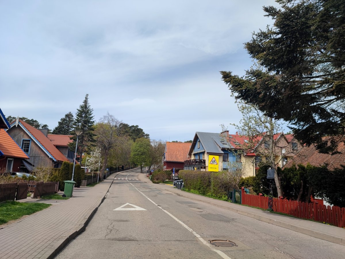 Ilgai kritikuotas įvažiavimas į Nidą pagaliau sulaukė sprendimo: gatvę perėmė savivaldybė