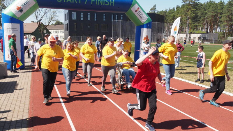 Nemenčinėje netrūko emocijų: jubiliejinis bėgimas subūrė sportininkus iš Lietuvos ir Lenkijos