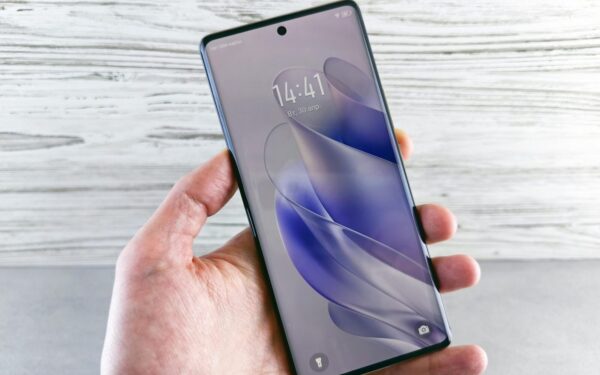 Nebepermokėkite už vardą: naujieji „Motorola“ telefonai siūlo flagmanų galią už mažesnę kainą