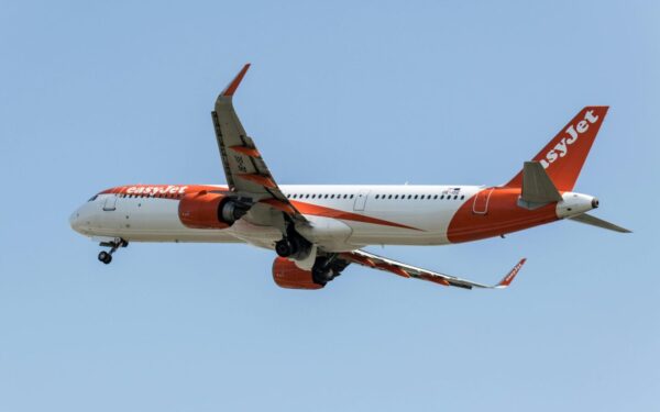 Daugiau vietos kojoms: „easyJet“ pristatė sėdynes, kurios pakeis pigius skrydžius