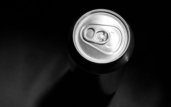 Daugiau nei dizainas: kodėl skardinės liežuvėlyje yra skylė ir kaip ją išnaudoti?