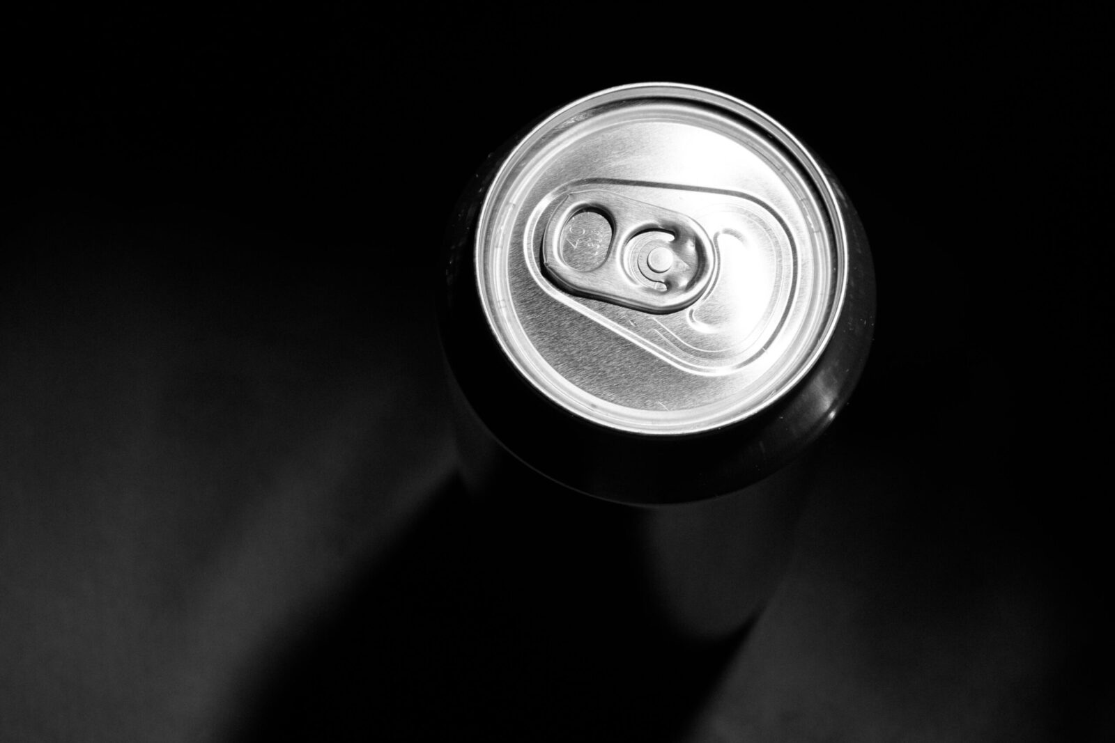 Daugiau nei dizainas: kodėl skardinės liežuvėlyje yra skylė ir kaip ją išnaudoti?