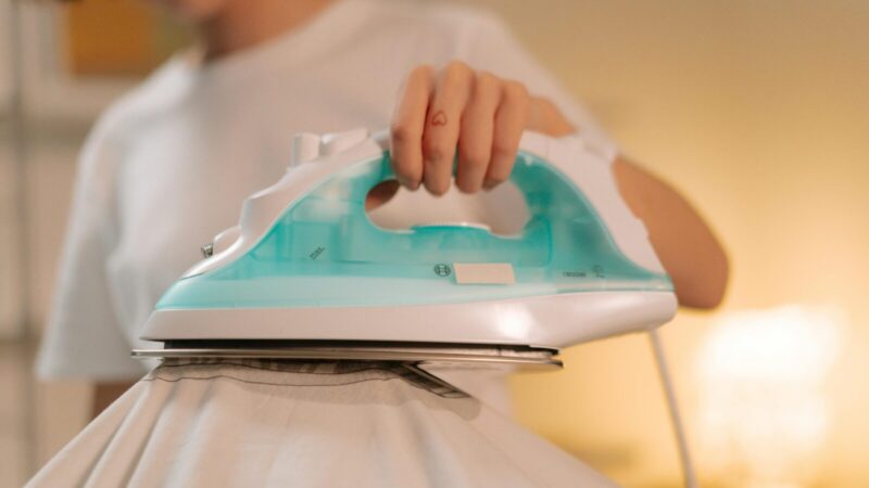 Pridegė lygintuvas? Atskleidė 10 minučių triuką, kaip padą nuvalyti be vargo