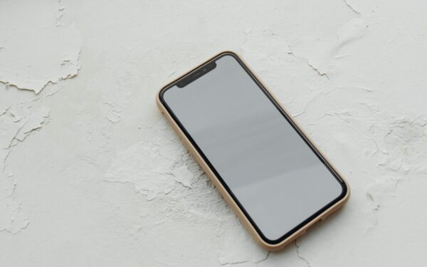 Ne tik įskilimai: 6 ženklai, kad apsauginį telefono stiklą jau metas keisti