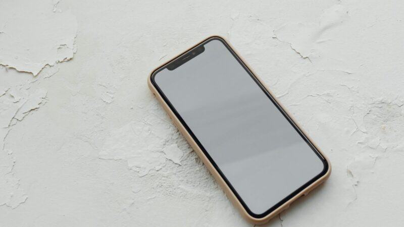 Ne tik įskilimai: 6 ženklai, kad apsauginį telefono stiklą jau metas keisti
