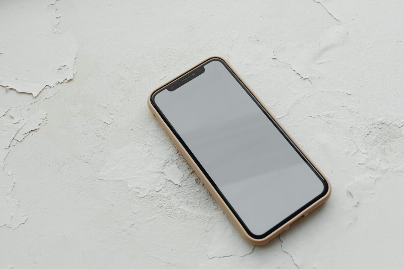 Ne tik įskilimai: 6 ženklai, kad apsauginį telefono stiklą jau metas keisti