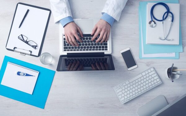 Ar patikėtumėte savo gyvybę robotui? Harvardas atskleidė, kodėl DI sprendimai stebina medikus