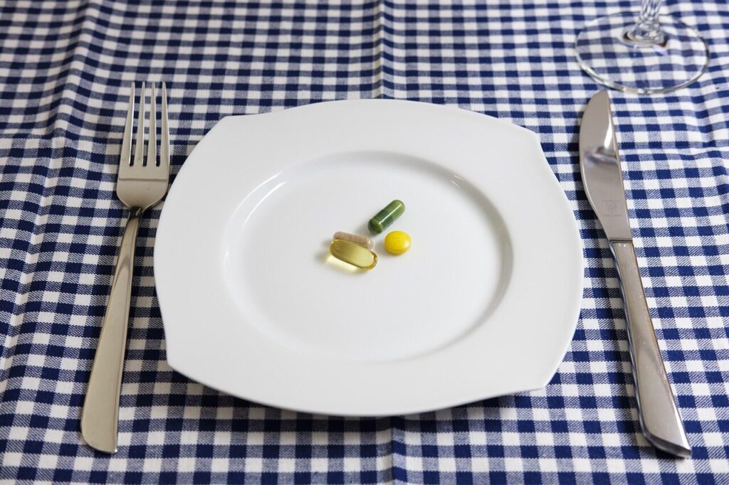 pills, tablets, medicine, nutritional supplement, nutritional supplements, diet, remove, nourishment, meal, healthy, unhealthy, vitamins, food, cutlery, fork, knife, plate