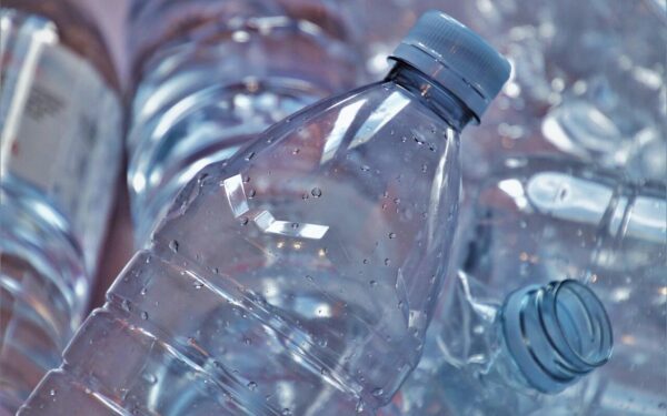 Amžina plastiko problema bus išspręsta: saulės šviesa atliekas paverčia vandenilio kuru