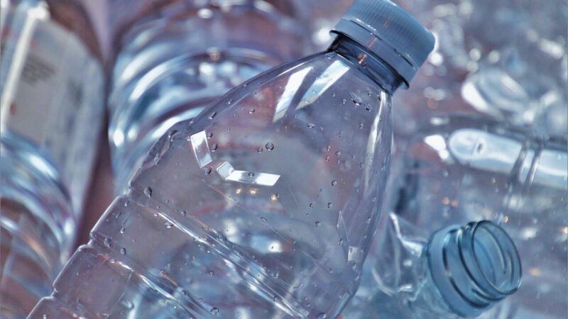 Amžina plastiko problema bus išspręsta: saulės šviesa atliekas paverčia vandenilio kuru