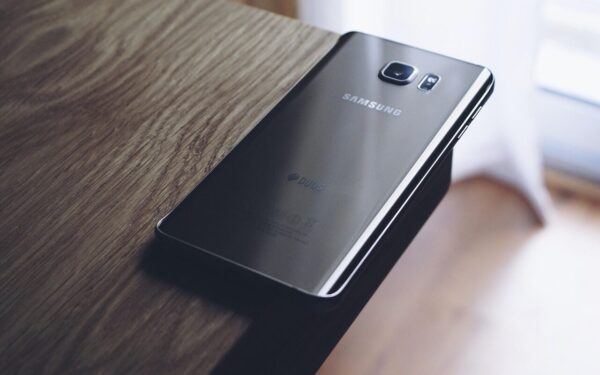 „Samsung“ gali tarnauti ilgiau: šis nustatymas sustabdys bateriją sekinančias reklamas