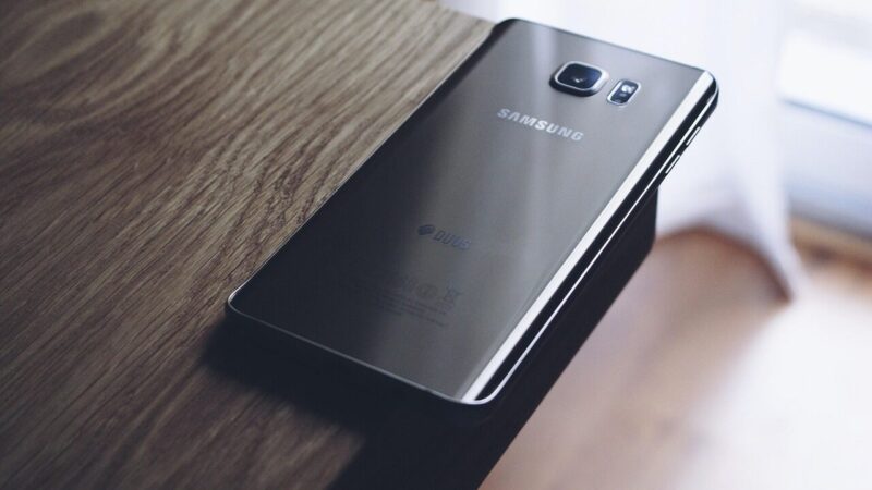 „Samsung“ gali tarnauti ilgiau: šis nustatymas sustabdys bateriją sekinančias reklamas