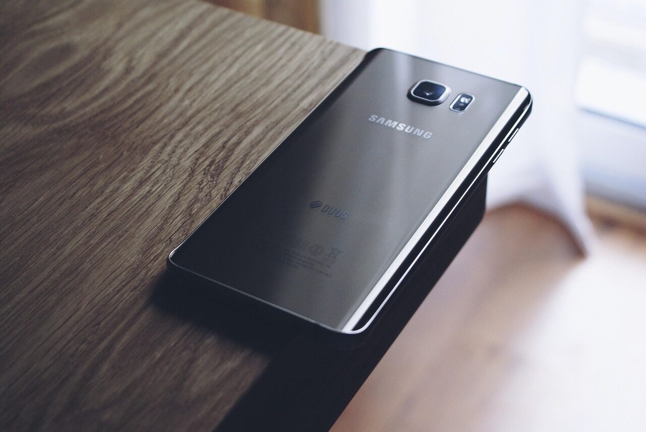 „Samsung“ gali tarnauti ilgiau: šis nustatymas sustabdys bateriją sekinančias reklamas