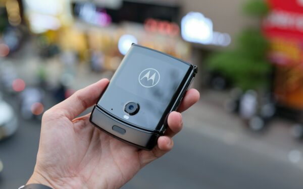 Sulenkiamų telefonų bėdos baigėsi? „Motorola Razr 70 Ultra“ stebina neregėta baterijos talpa