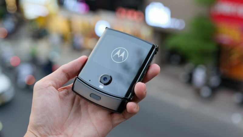 Sulenkiamų telefonų bėdos baigėsi? „Motorola Razr 70 Ultra“ stebina neregėta baterijos talpa
