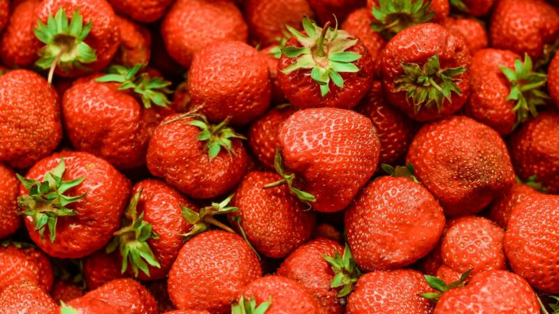 Braškės stiklainiuose negenda net be cukraus: : šis triukas su citrina uogas išlaiko visą vasarą