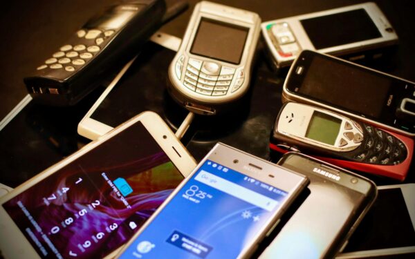 Auksas stalčiuje: kokie seni mobilieji telefonai 2026 metais kolekcininkams kainuoja tūkstančius