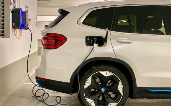 Kraunate elektromobilį iki 100 proc.? Štai kodėl tai trumpina baterijos amžių