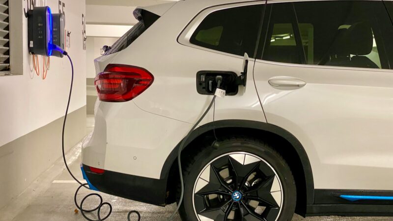 Kraunate elektromobilį iki 100 proc.? Štai kodėl tai trumpina baterijos amžių