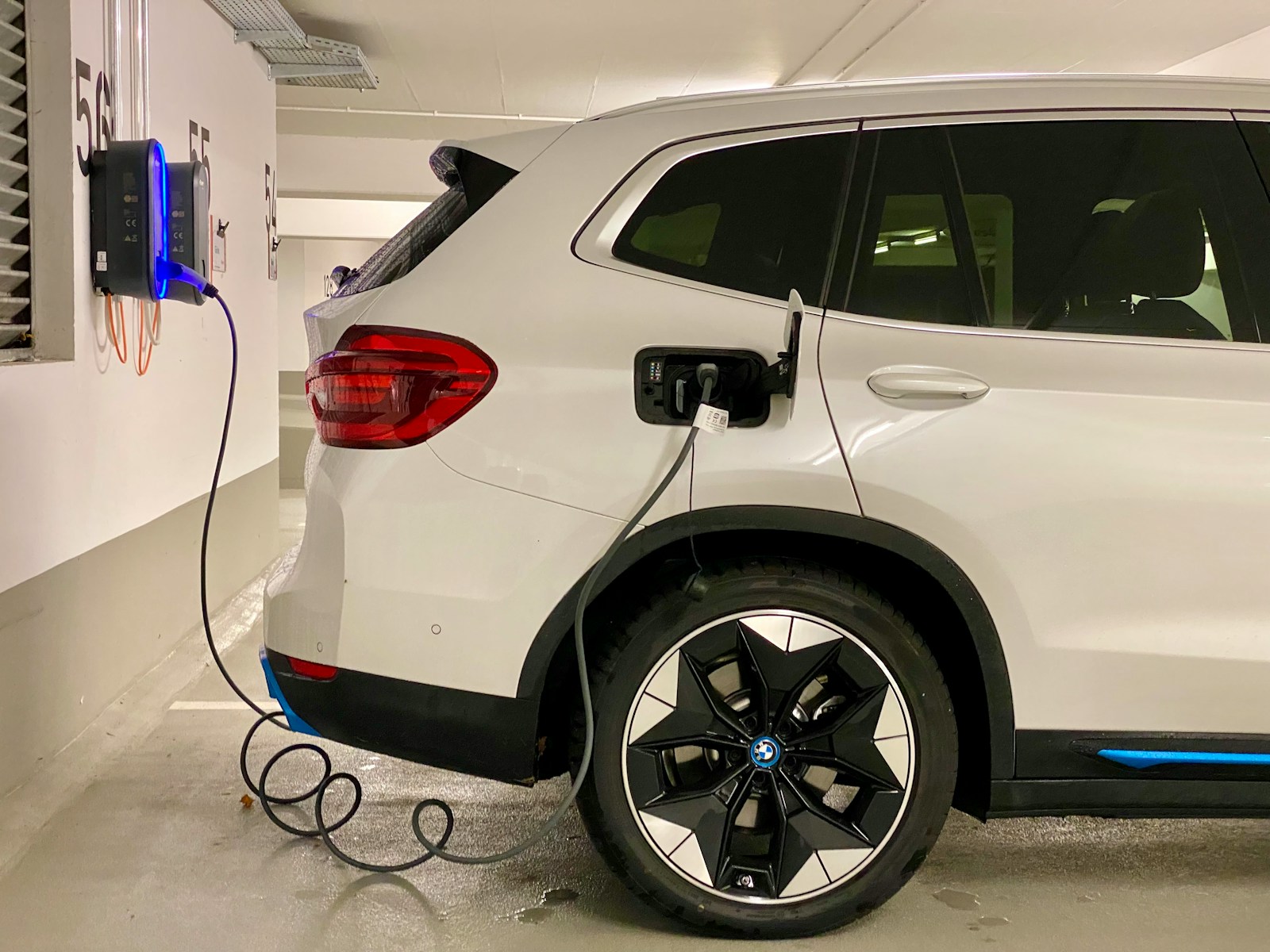Kraunate elektromobilį iki 100 proc.? Štai kodėl tai trumpina baterijos amžių
