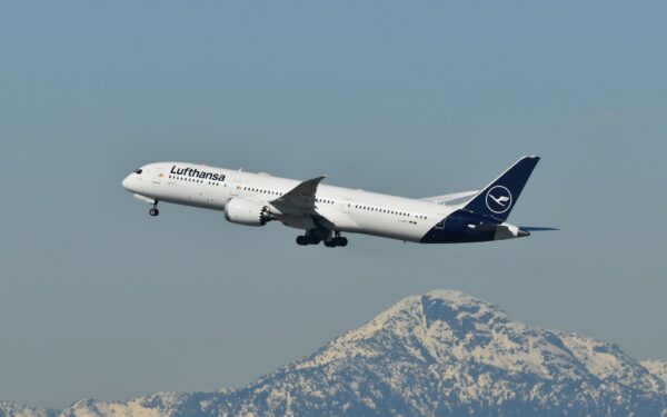 Skrydžiai gali trukti ilgiau: „Lufthansa“ perspėja dėl priverstinių sustojimų kelyje