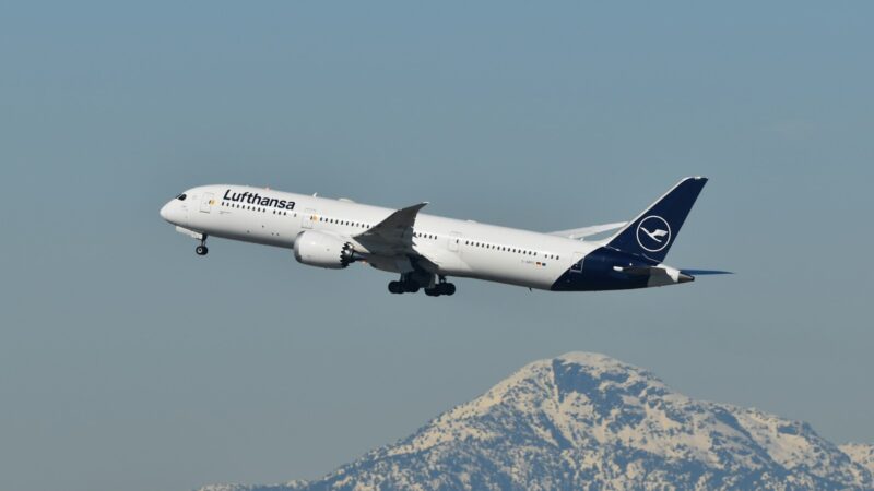 Skrydžiai gali trukti ilgiau: „Lufthansa“ perspėja dėl priverstinių sustojimų kelyje