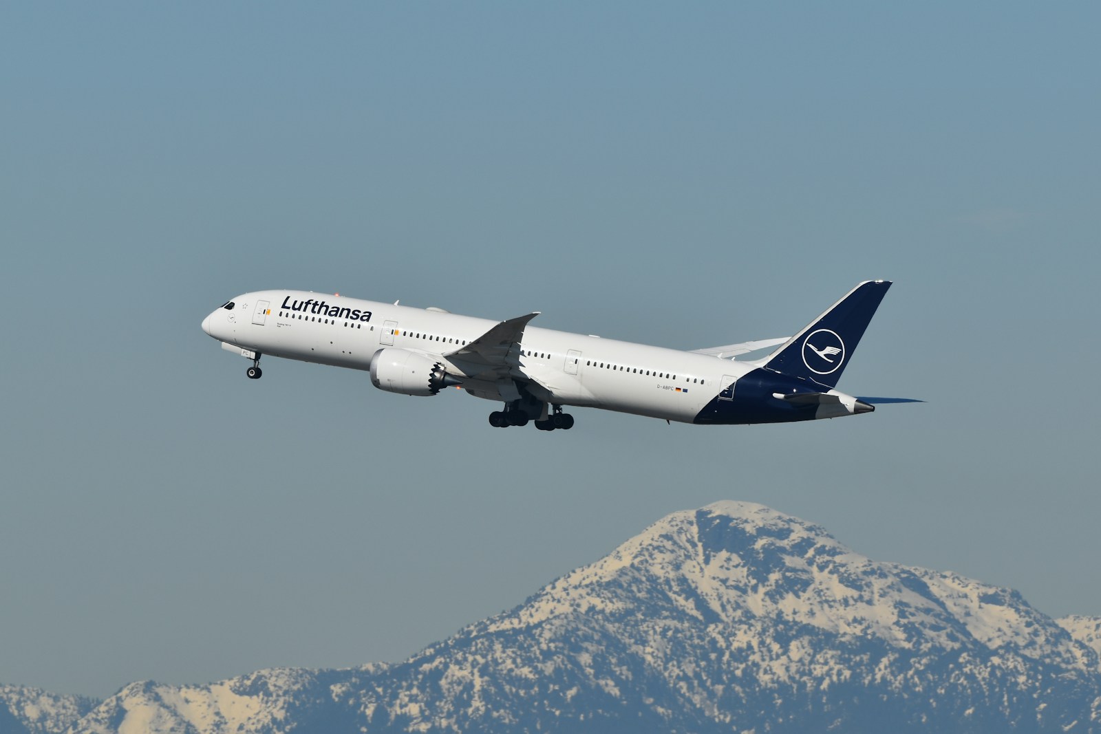 Skrydžiai gali trukti ilgiau: „Lufthansa“ perspėja dėl priverstinių sustojimų kelyje