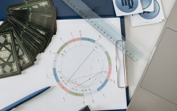 Astrologinis pinigų charakteris: kaip jūsų ženklas linkęs elgtis su finansais ir ką tai pasako apie jus