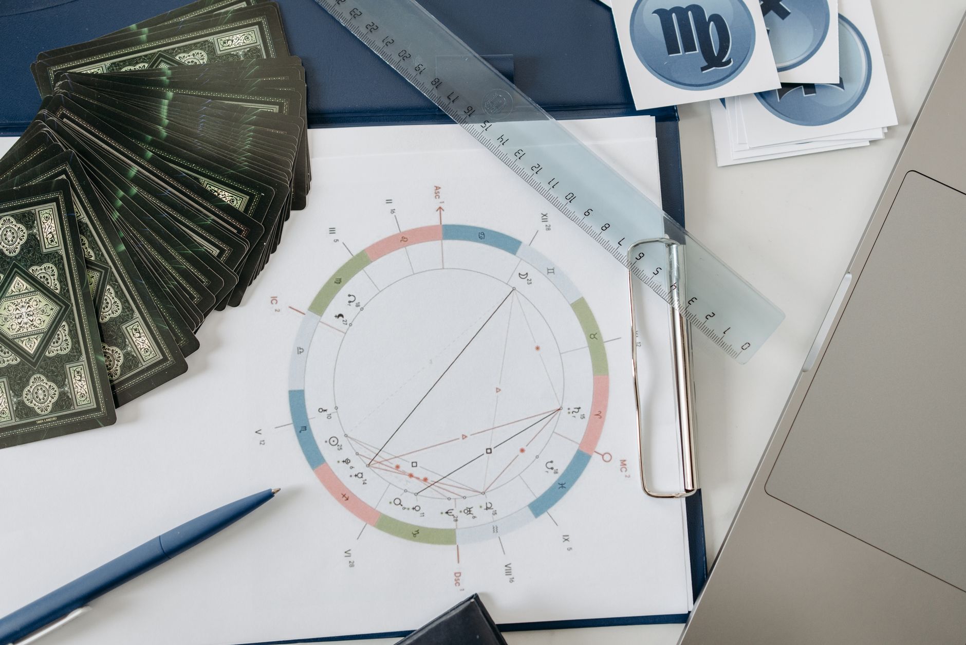 Astrologinis pinigų charakteris: kaip jūsų ženklas linkęs elgtis su finansais ir ką tai pasako apie jus