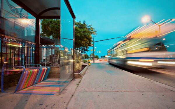 Autobuso stotelėse vis dar chaosas: kaip tvarkingai lipti, stovėti ir saugiai vežtis daiktus