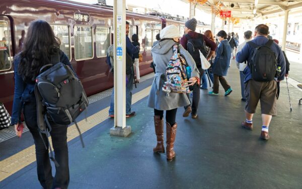 Autobusų ir traukinių įlaipinimas: ką turi žinoti keleiviai, kad kelionė neprasidėtų stotyje
