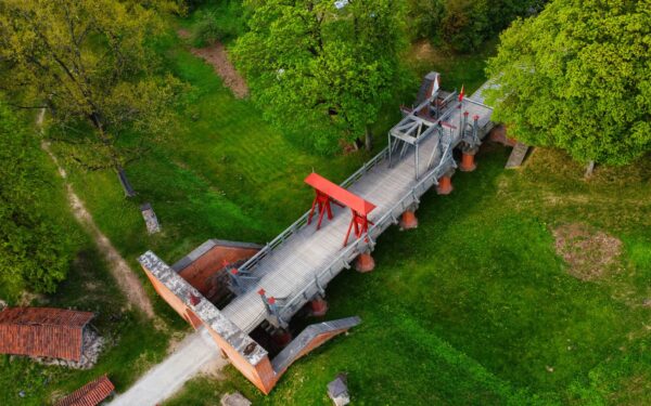 Biržų pilies ir karstinių ežerėlių pažinimas: ką verta patirti šiame šiaurės Lietuvos kampelyje