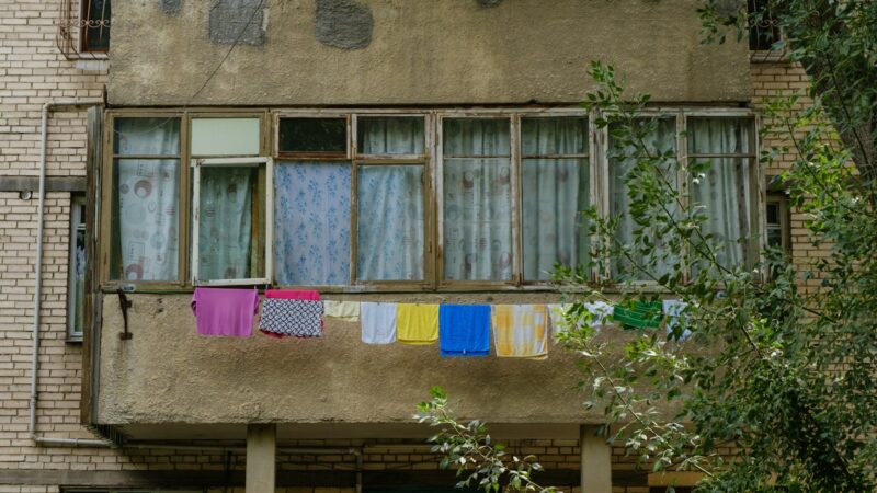 Džiovyklės nereikia: kaip bute įrengti patikimą skalbinių džiovinimo vietą, kad neatsirastų pelėsis