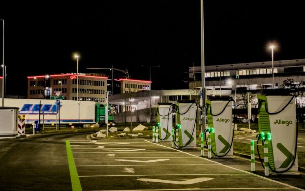 Įkrovimo įpročių kaita: kaip suplanuoti kasdienes keliones su elektromobiliu ir nesinervinti dėl baterijos