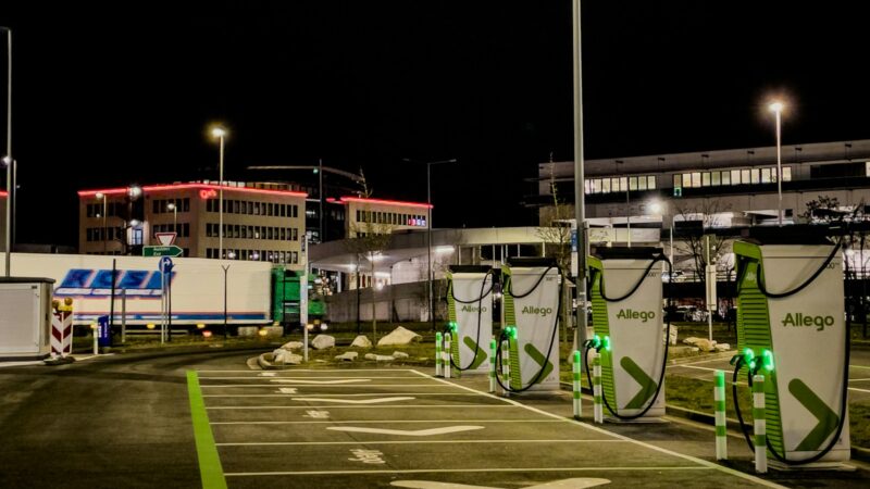 Įkrovimo įpročių kaita: kaip suplanuoti kasdienes keliones su elektromobiliu ir nesinervinti dėl baterijos