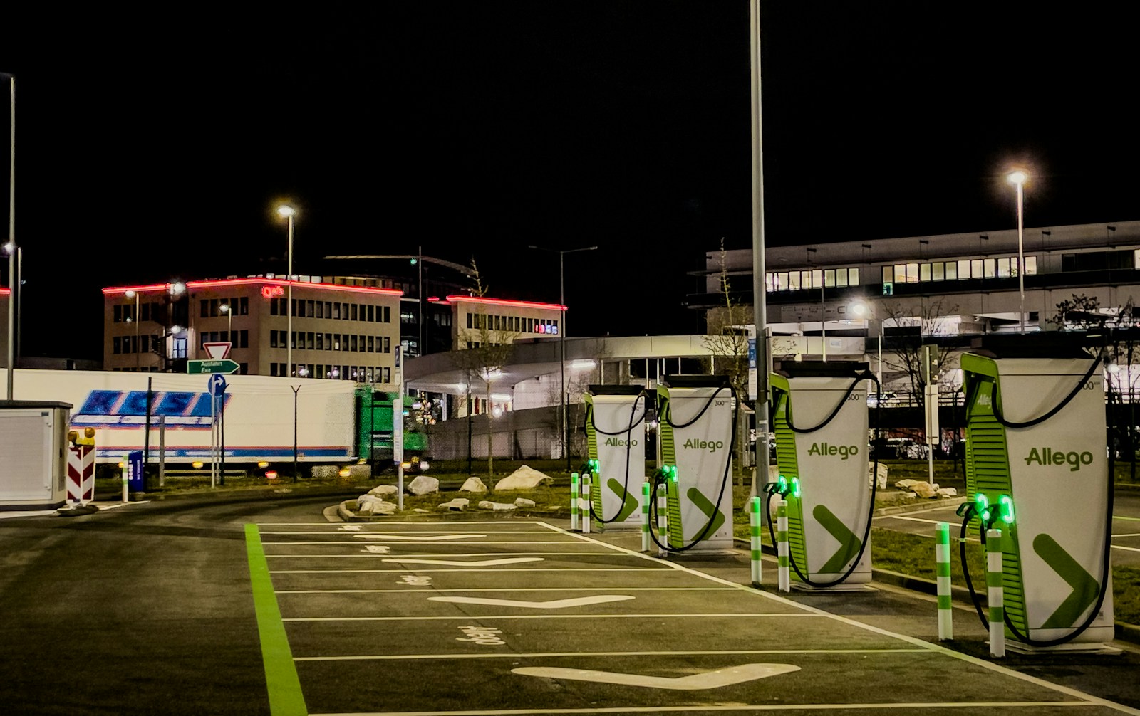 Įkrovimo įpročių kaita: kaip suplanuoti kasdienes keliones su elektromobiliu ir nesinervinti dėl baterijos