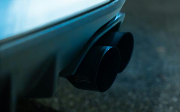 Ką apie automobilio sveikatą atskleidžia išmetamosios dujos: spalvos, kvapai ir požymiai, kurių nereikėtų ignoruoti