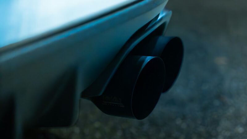 Ką apie automobilio sveikatą atskleidžia išmetamosios dujos: spalvos, kvapai ir požymiai, kurių nereikėtų ignoruoti