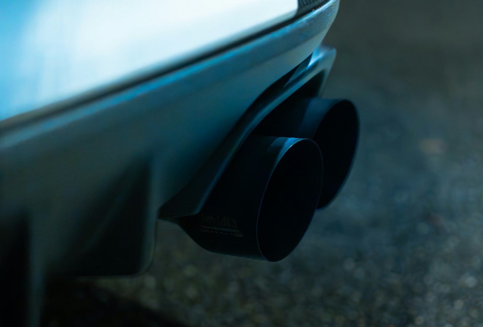 Ką apie automobilio sveikatą atskleidžia išmetamosios dujos: spalvos, kvapai ir požymiai, kurių nereikėtų ignoruoti