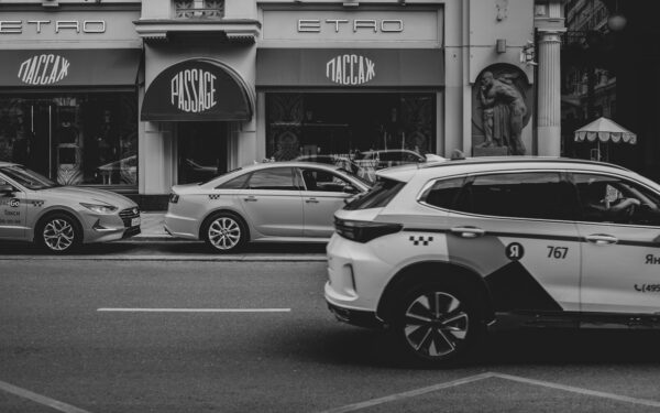 Kada verta rinktis dalijimosi automobiliu paslaugas, o kada nuosavą transportą: praktinė analizė mieste ir užmiestyje