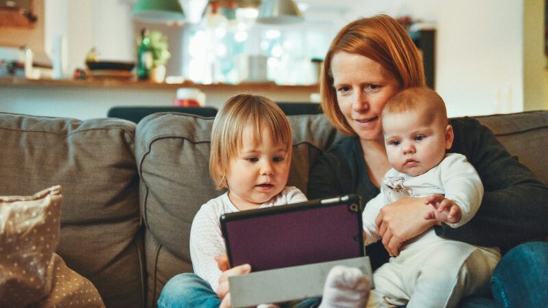 Kaip apsaugoti vaikus internete: šiuolaikinės tėvų kontrolės priemonės be sudėtingų nustatymų