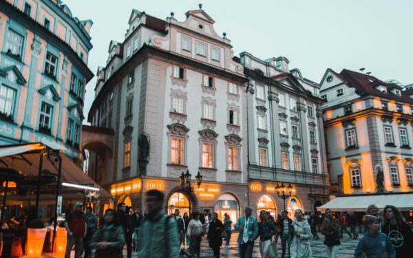 Kaip keičiasi mažų miestų kultūrinis gyvenimas: nauji bendruomenių namai, jaunimo erdvės ir savanorystė