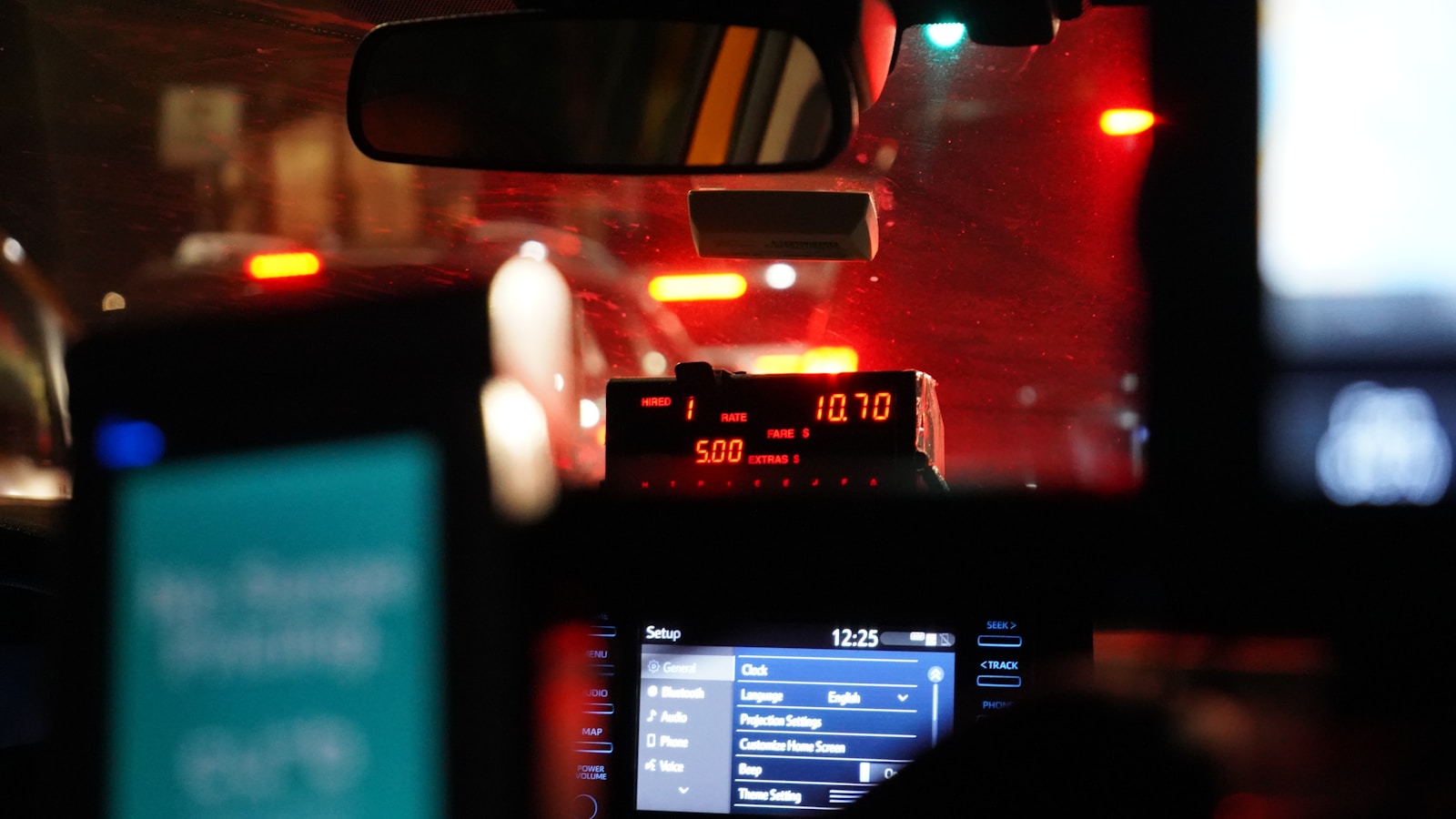 Kaip pasikeis kelionės taksi per artimiausius 10 metų: nuo programėlių iki autonominių automobilių