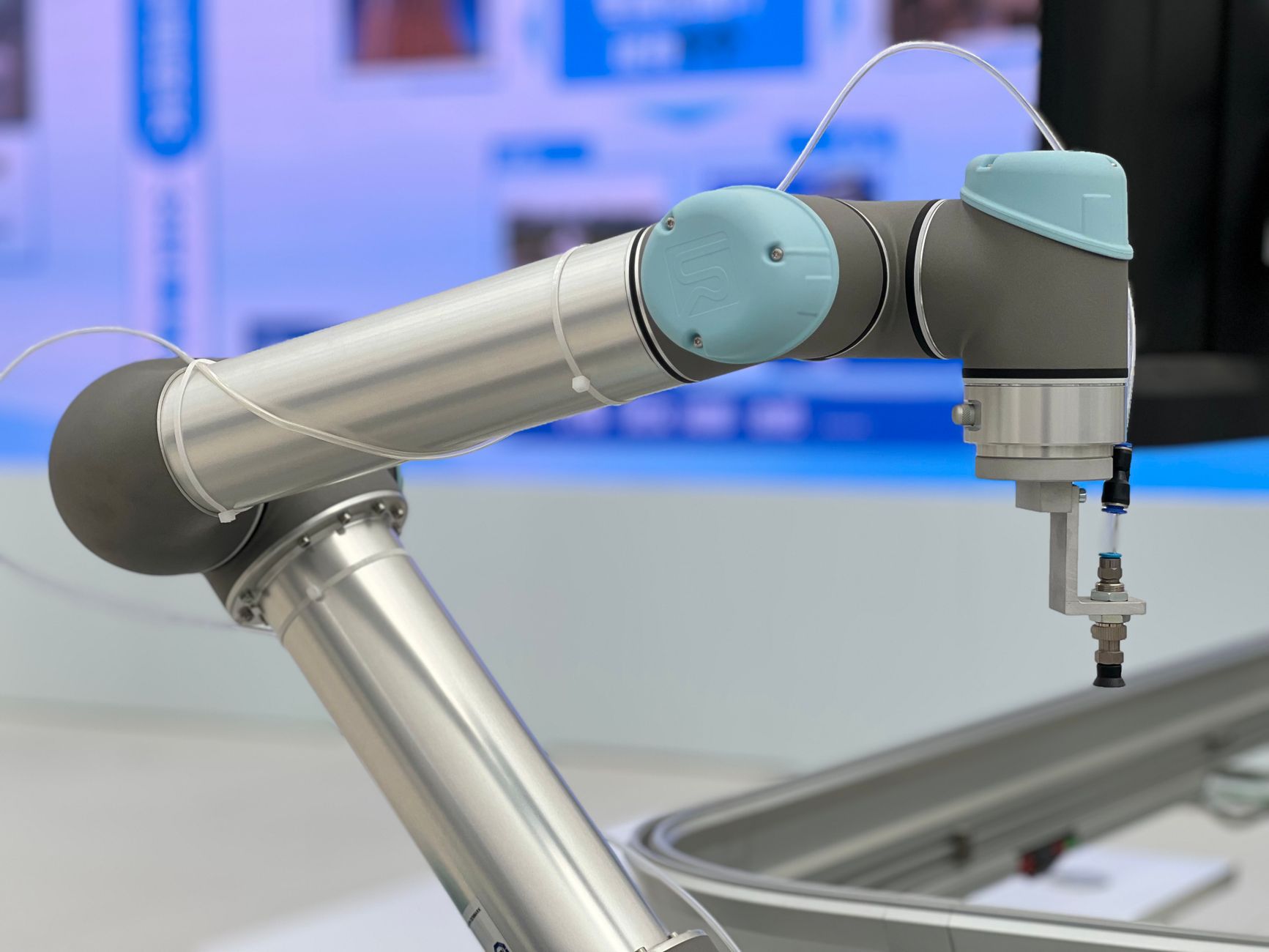 Kaip robotai mokosi judėti ir „jausti“ aplinką: naujos kartos mašinos artėja prie gyvų organizmų lankstumo