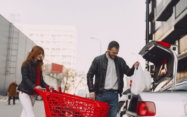 Kaip saugiai dalintis automobiliu šeimoje ar draugų rate: praktinės taisyklės ir patarimai kasdienai