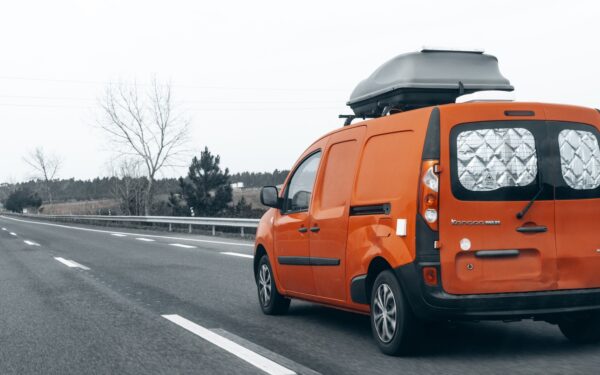 Kaip saugiai vežti dviratį, paspirtuką ar kitą inventorių ant stogo bagažinės: svarbiausios taisyklės ir klaidos