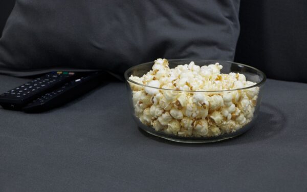 Kaip suplanuoti kino naktį namuose: idėjos šeimai, draugams ir ramiam poilsiui vienam