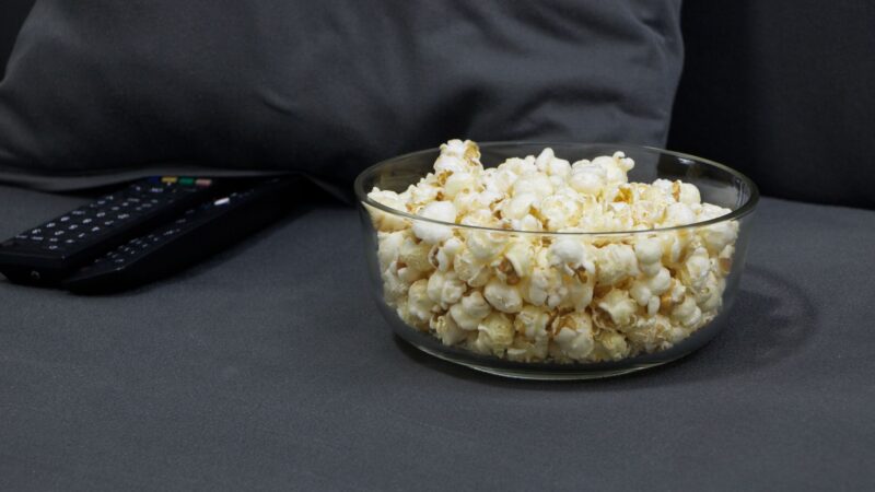 Kaip suplanuoti kino naktį namuose: idėjos šeimai, draugams ir ramiam poilsiui vienam